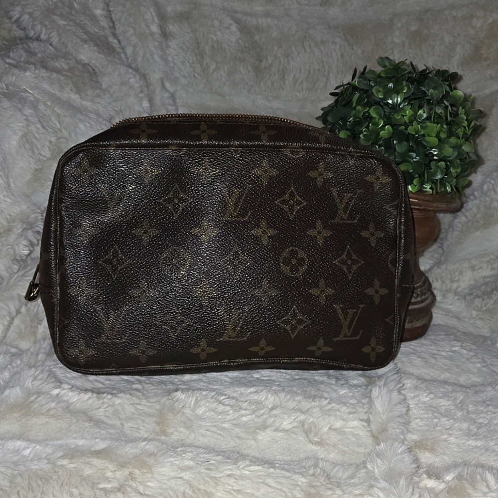 LOUIS VUITTON Monogram Trousse Toilette 23